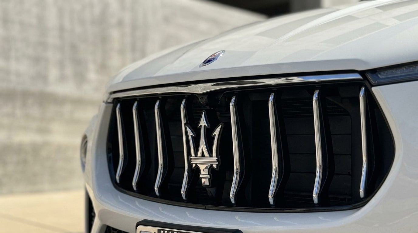 White Maserati Levante, photo 3 of 3