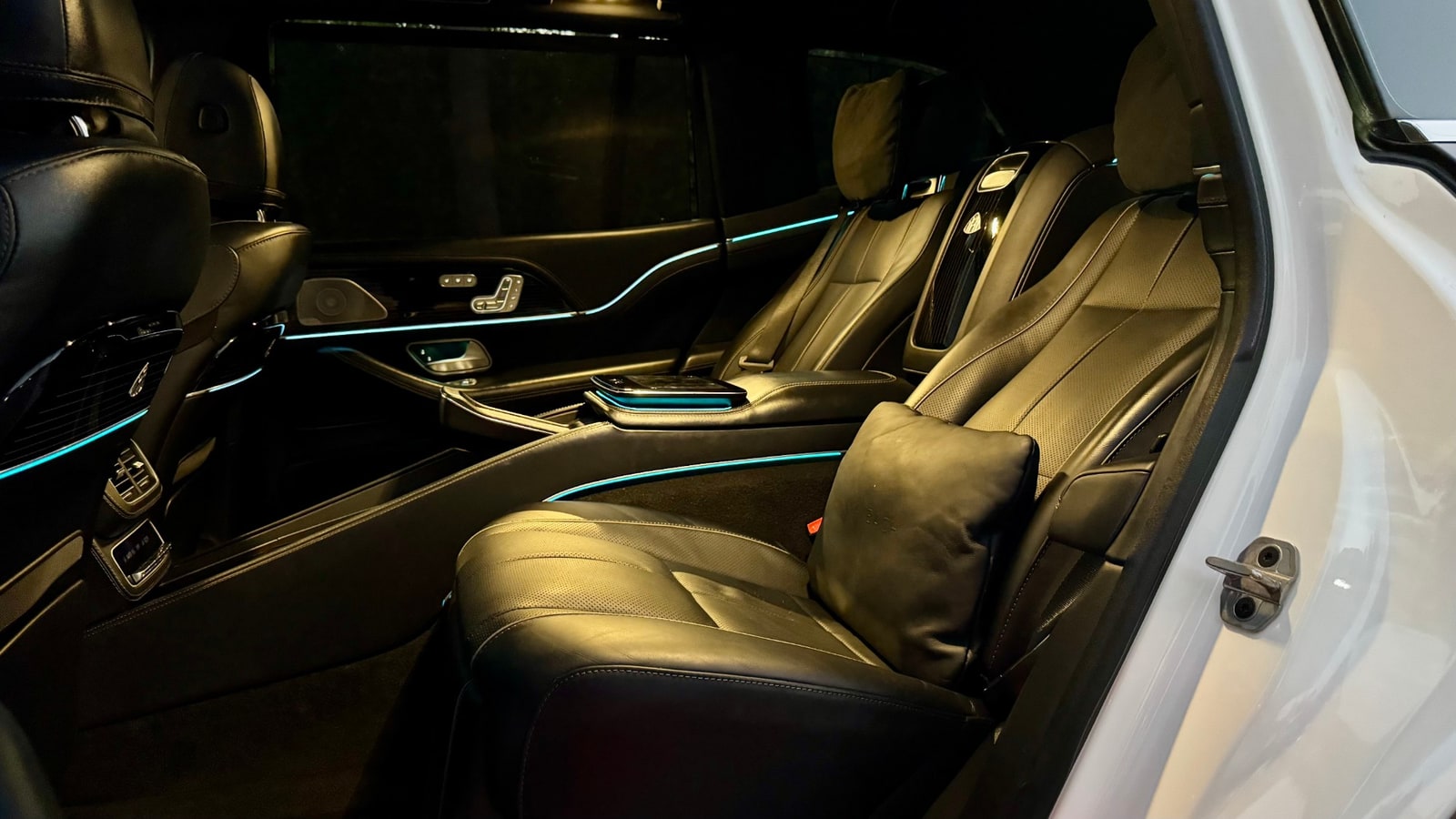 Two reclining rear seats and the centre console of the Maybach GLS 600