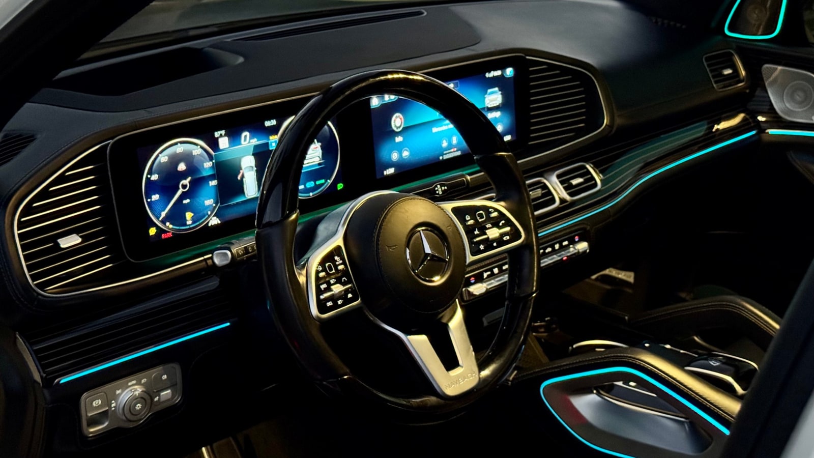 Steering wheel and instrument display of the Maybach GLS 600 with ambient lighting