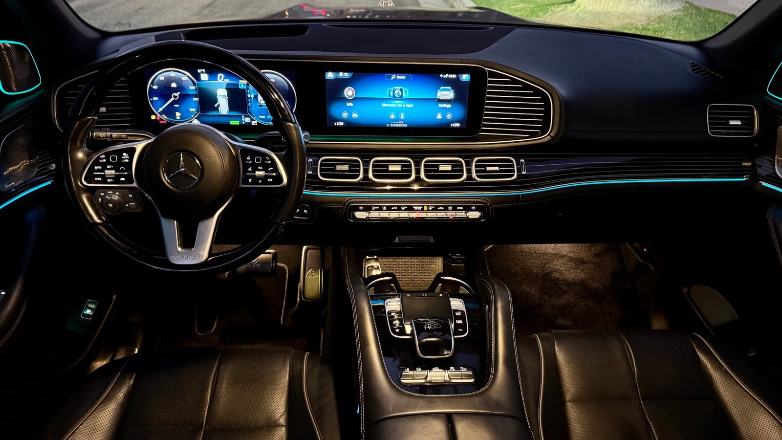 Dashboard of the Maybach GLS 600 with twin screens and chrome air vents