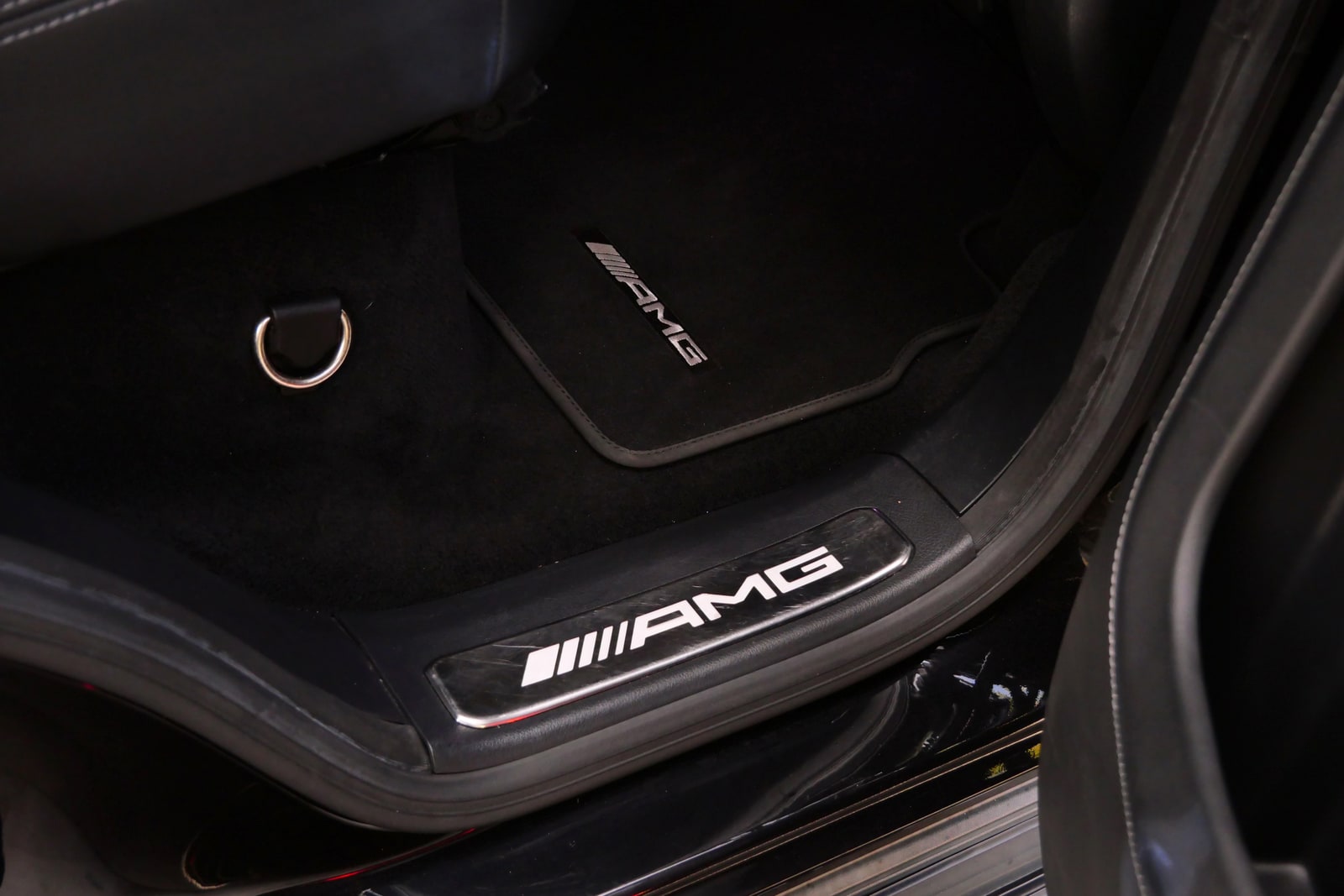 Illuminated AMG tread plate in the door sill of the G 63