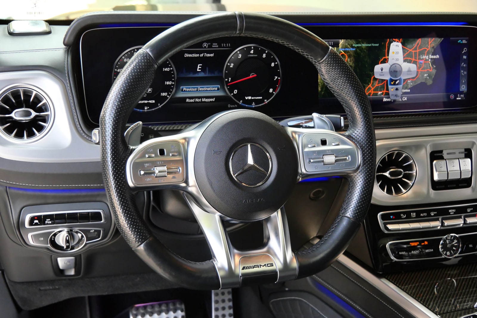 Steering wheel and AMG instrument display of the Mercedes-AMG G 63