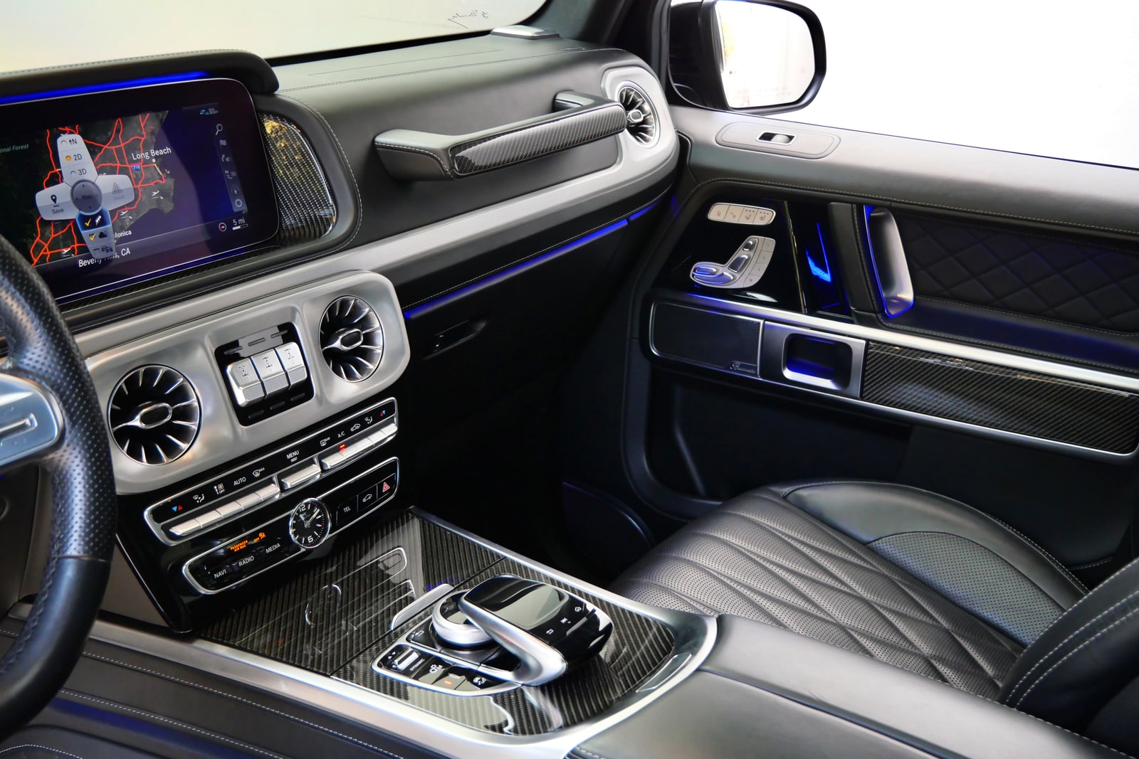 Centre console of the G 63 with its turbine air vents and grab handle