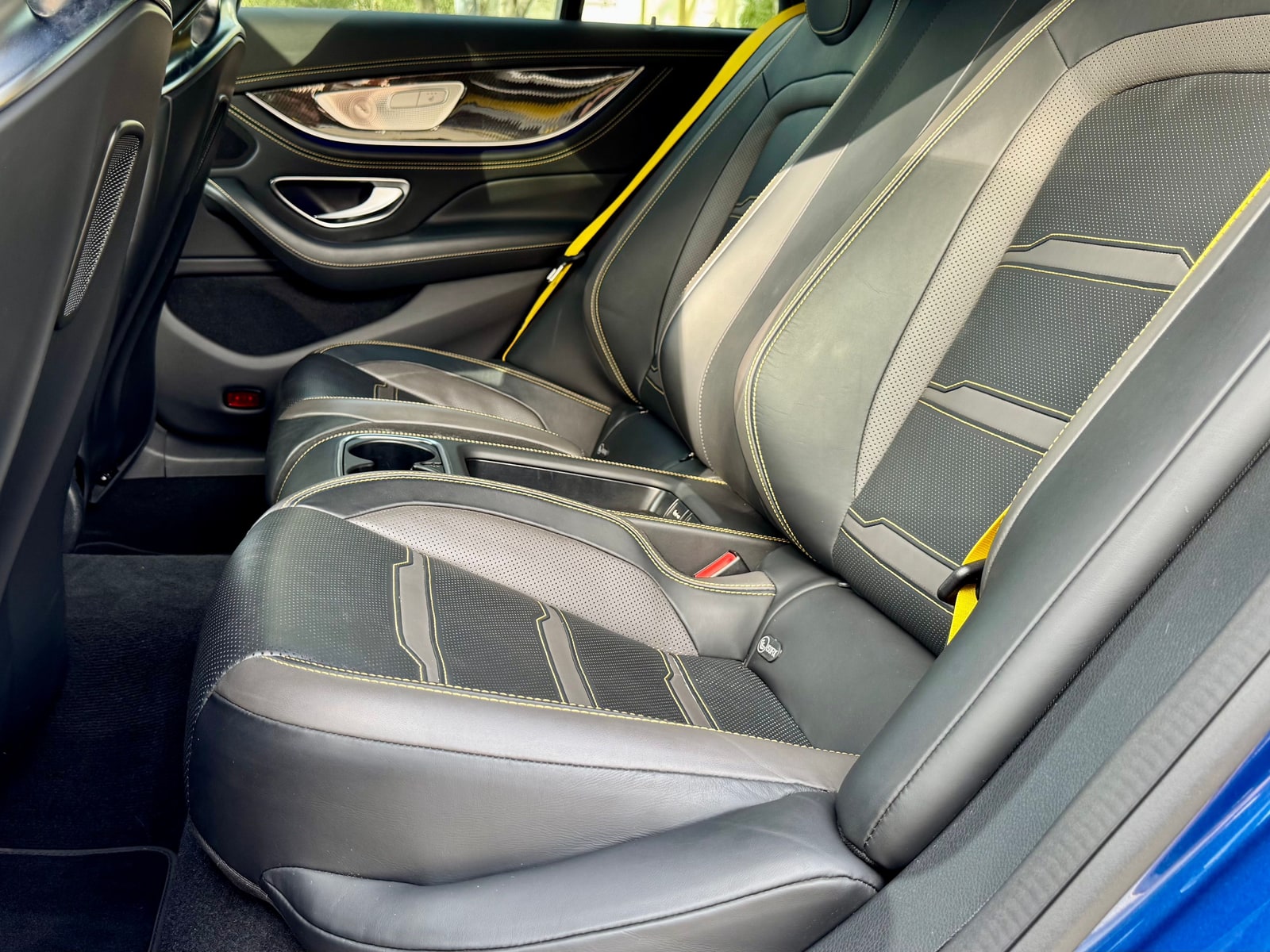 Two individual rear seats with yellow seat belts in the Mercedes-AMG GT 53