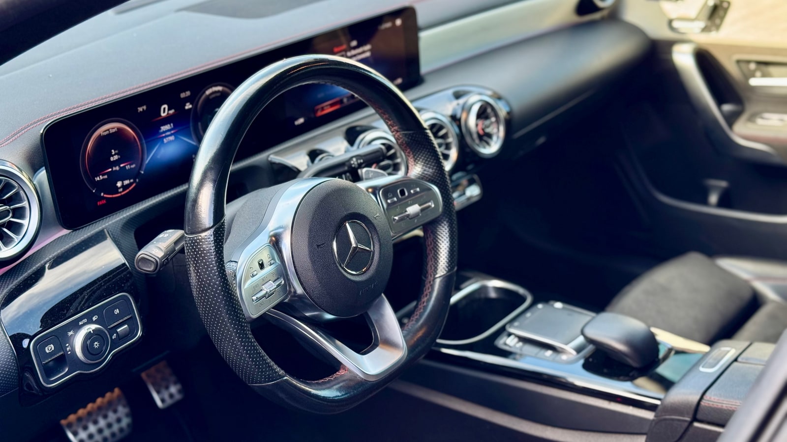 Steering wheel and cockpit of the Mercedes CLA 250
