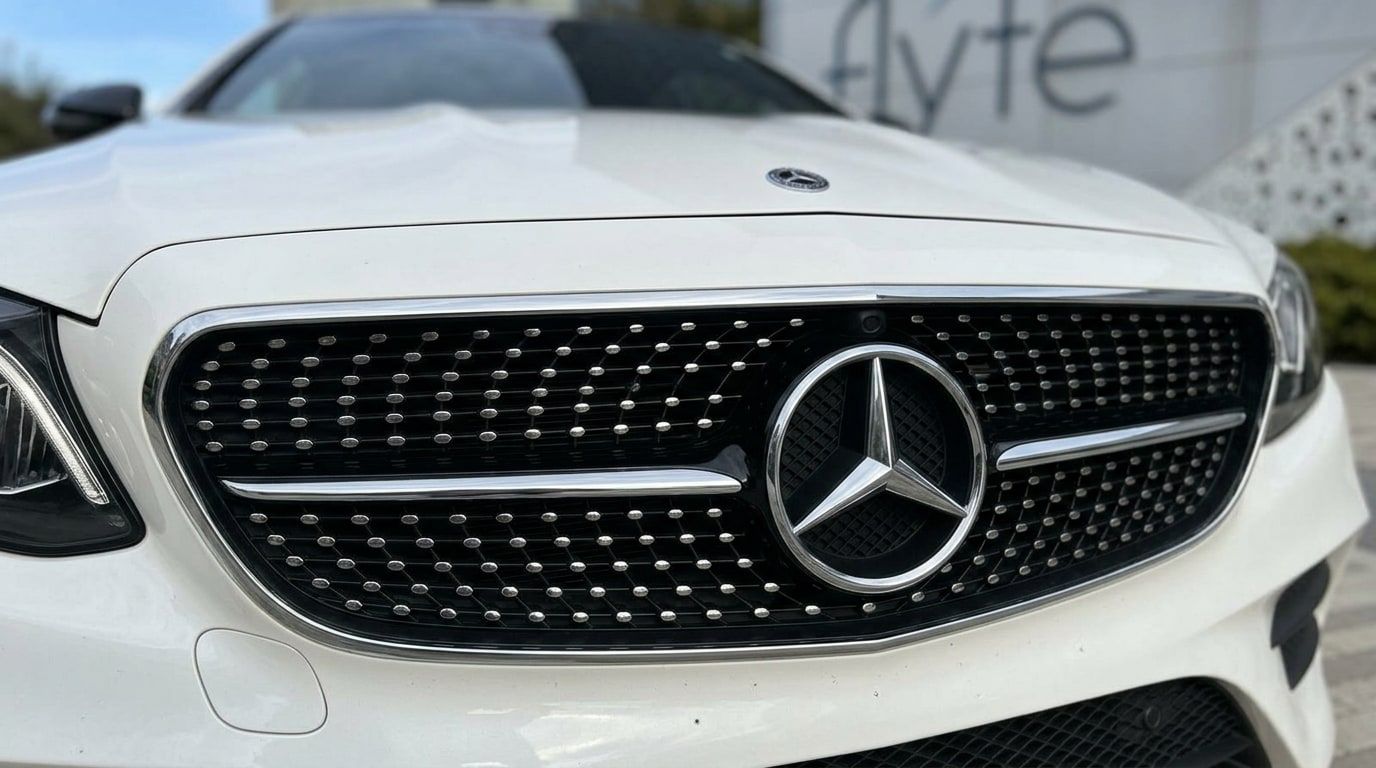 White Mercedes E-Class Coupe, photo 3 of 3
