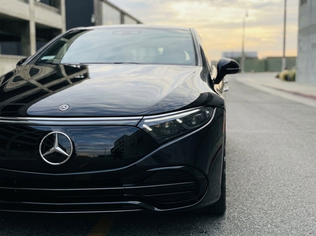 Closed grille panel and three-pointed star of the black Mercedes EQS
