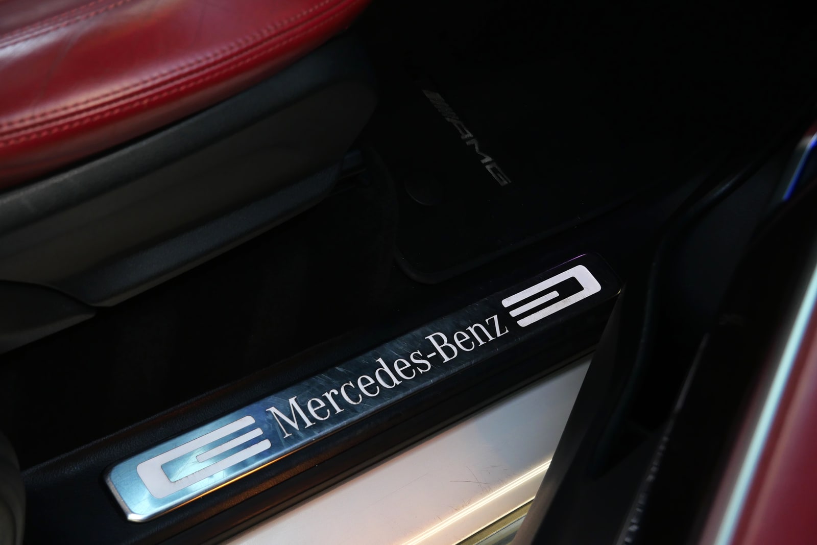 Illuminated Mercedes-Benz tread plate in the door sill of the G 550