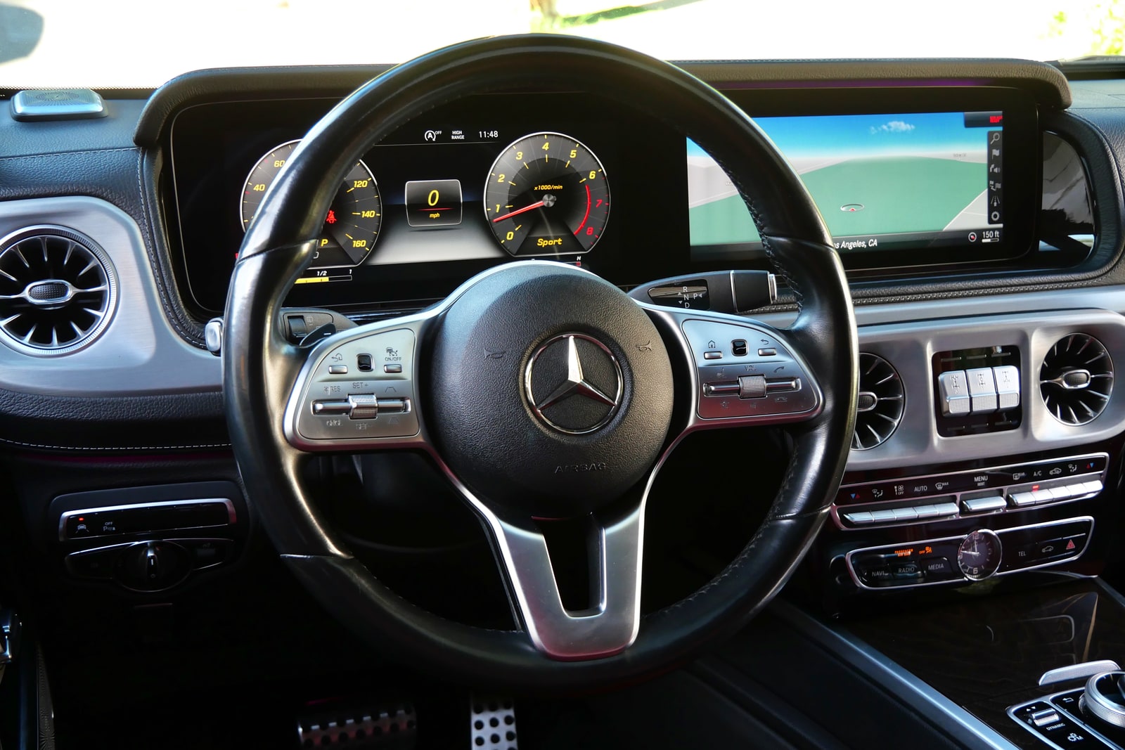 Steering wheel and red leather interior of the Mercedes-Benz G 550