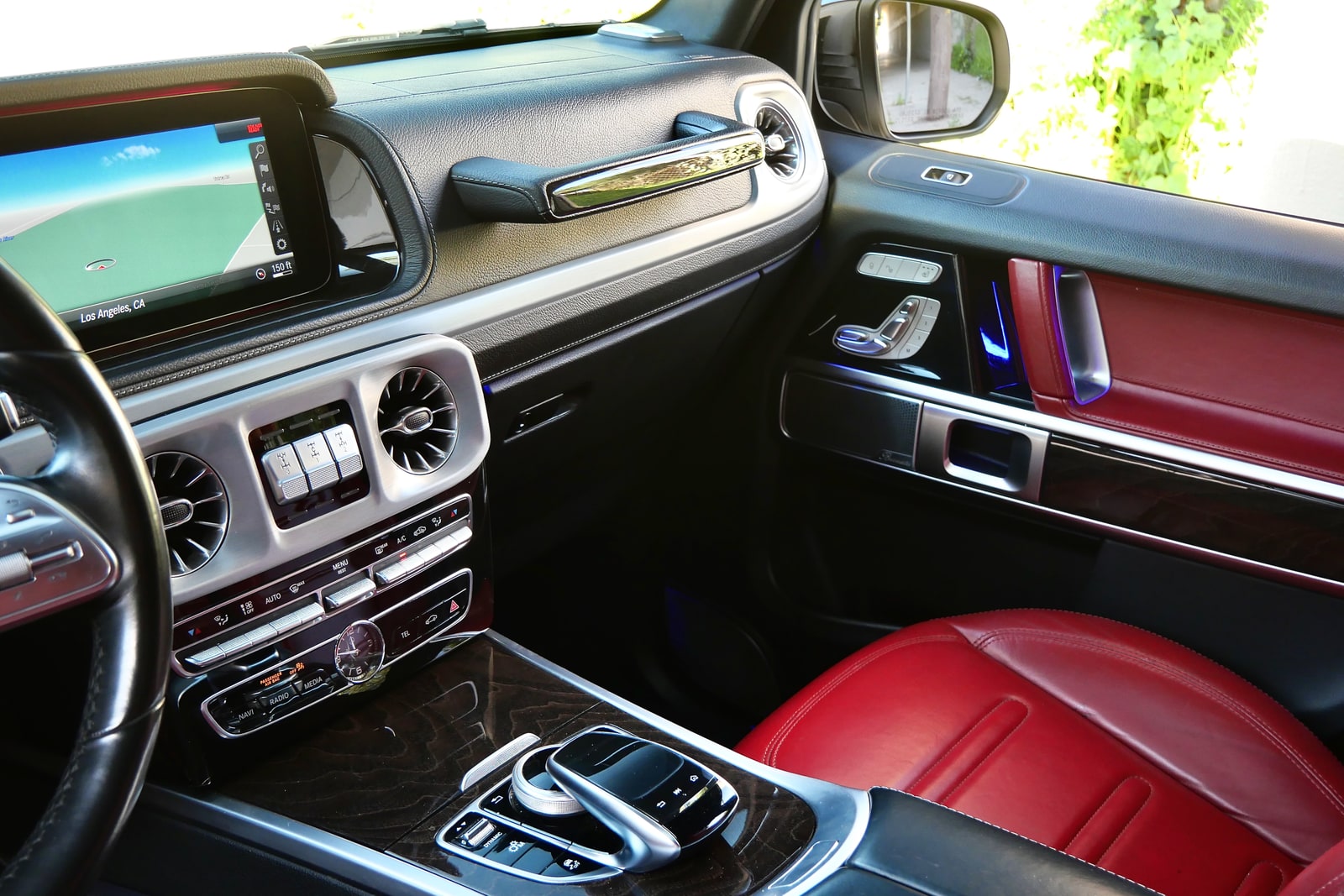 Centre console of the G 550 with its turbine vents and red seats either side