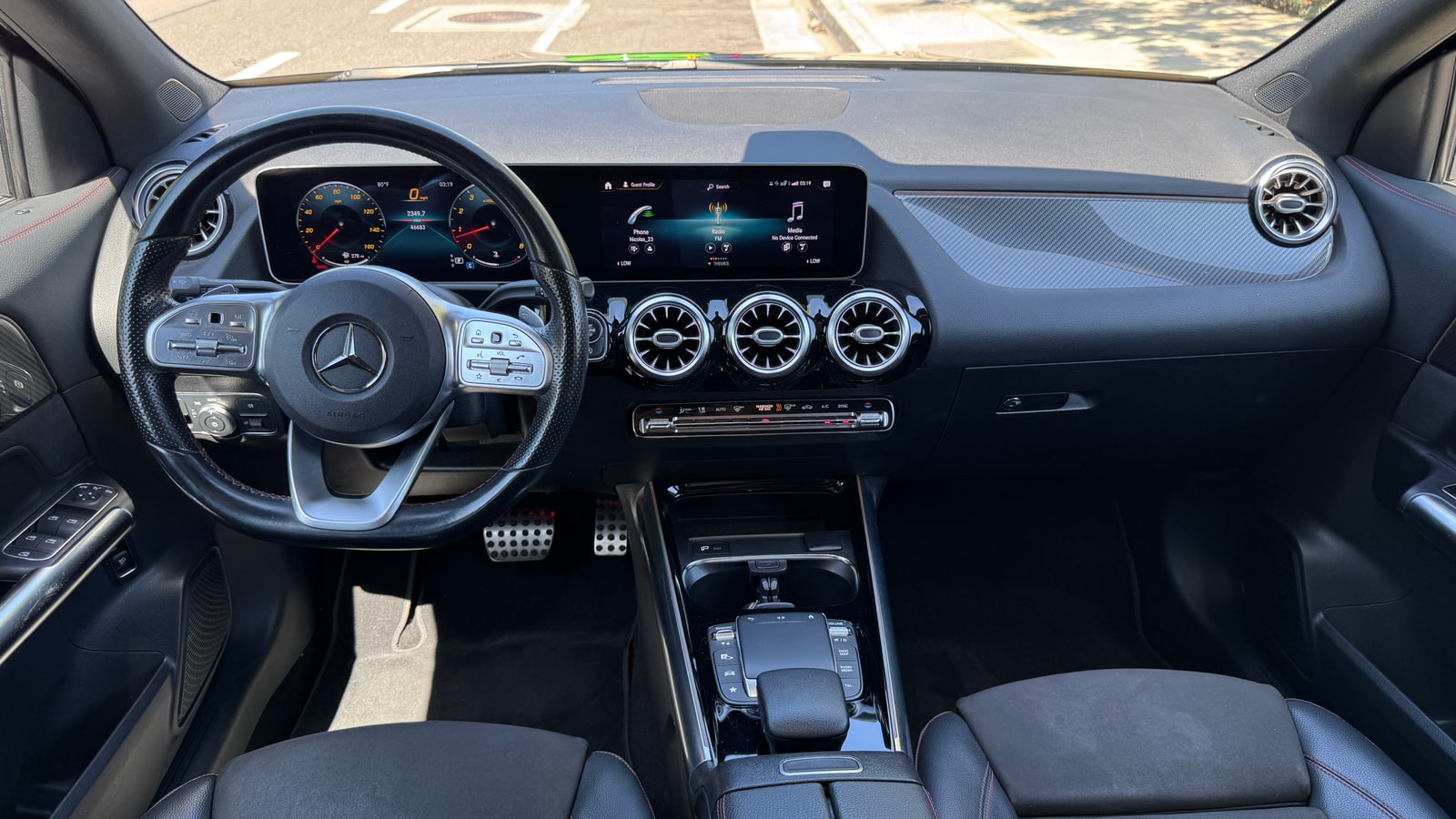 Dashboard and twin screens of the Mercedes GLA