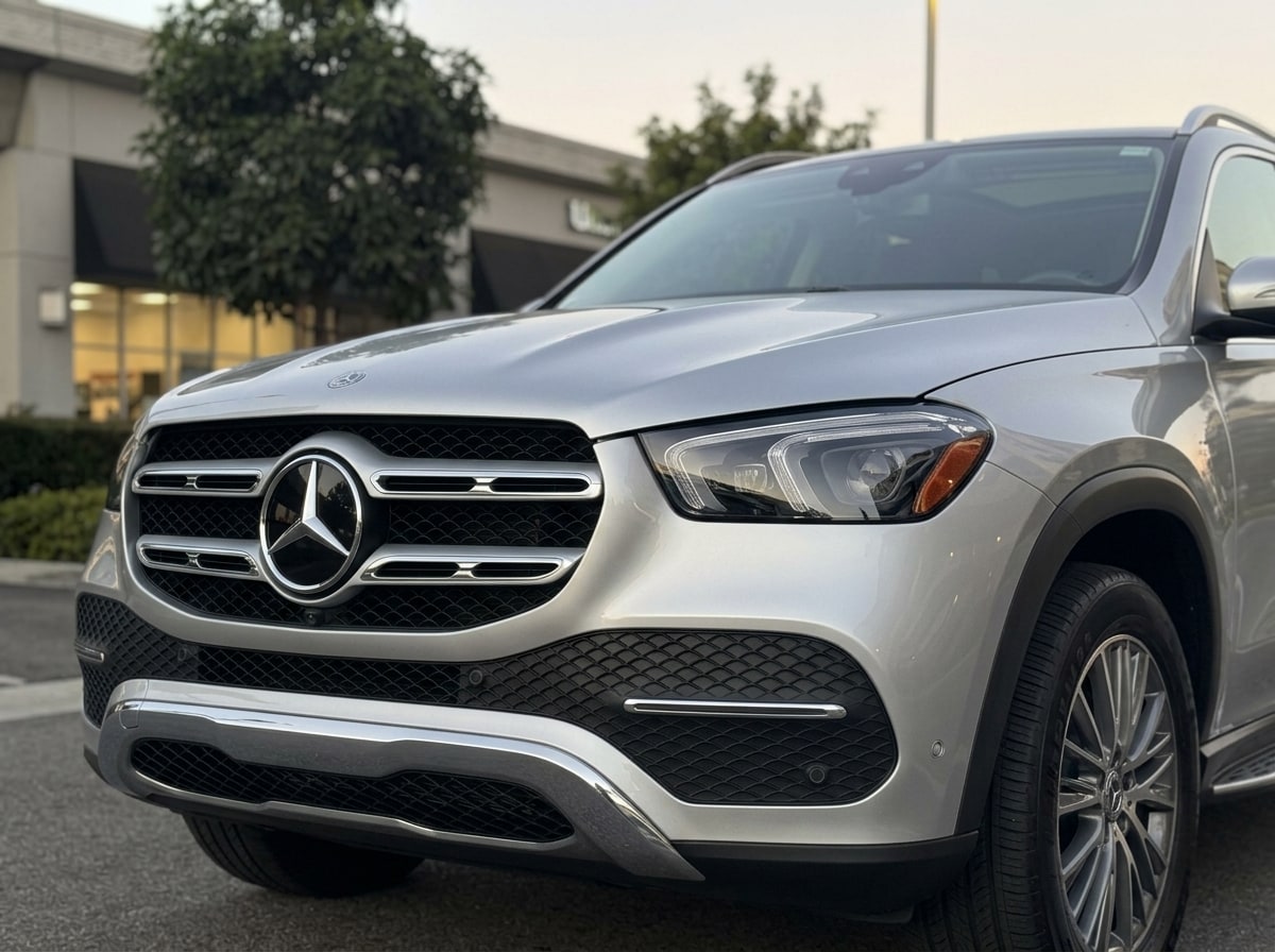 Three-pointed star and headlamp of the silver Mercedes GLE
