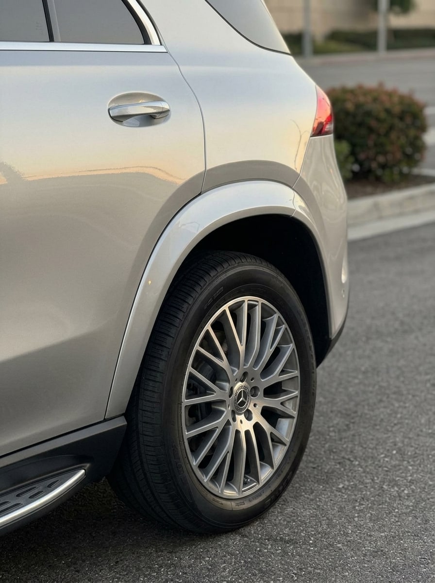 Rear wheel and running board of the silver Mercedes GLE