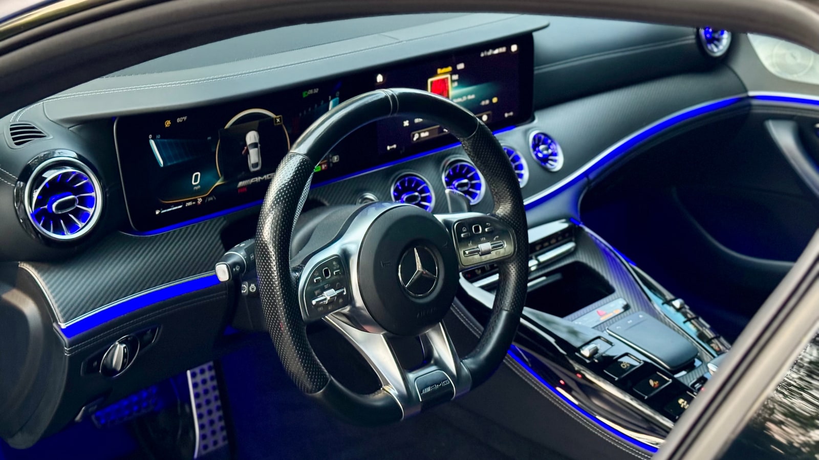 Steering wheel and instrument display of the Mercedes-AMG GT 43