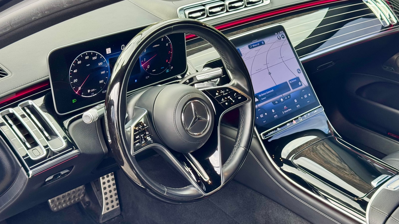 Steering wheel, digital cluster and portrait touchscreen of the Mercedes S 580