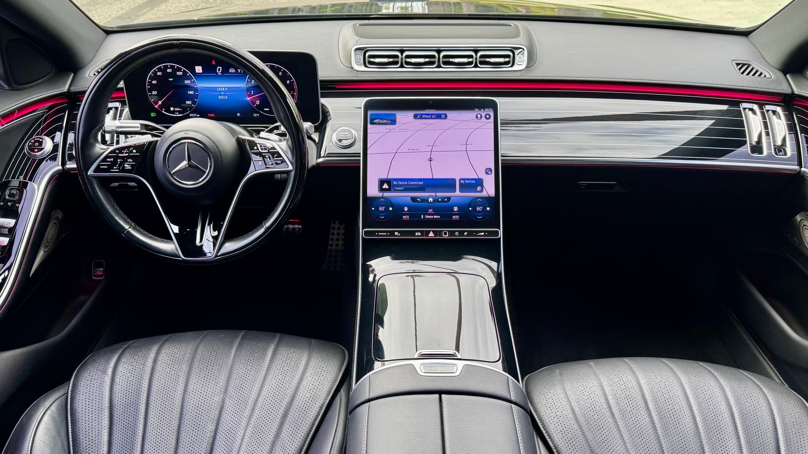 Dashboard of the Mercedes S 580 with central screen and ambient lighting