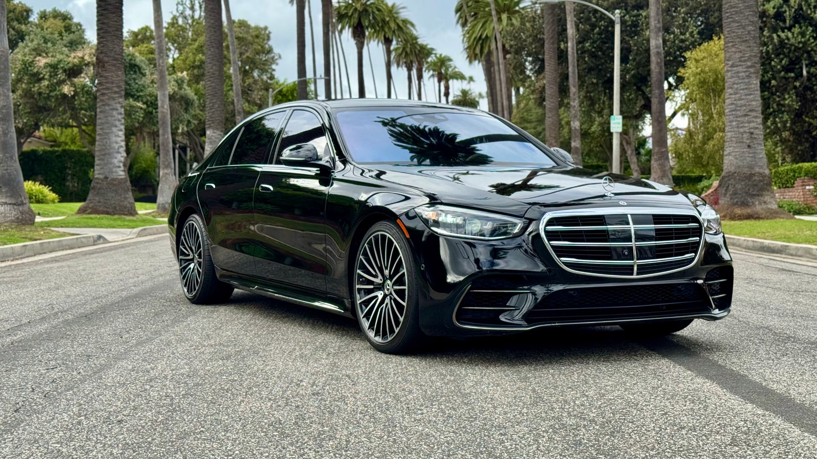 Black Mercedes S 580, photo 1 of 9