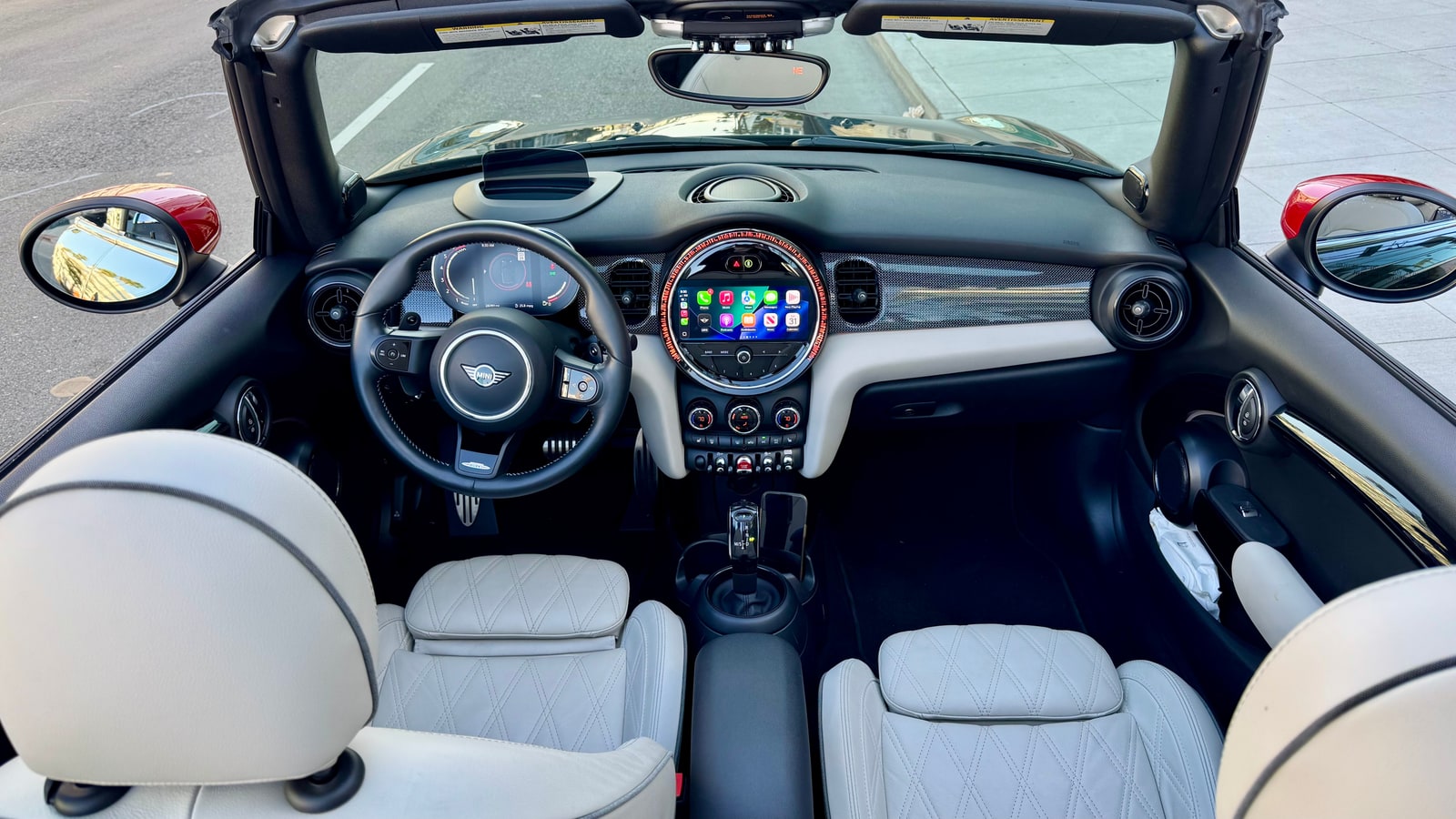 Dashboard and circular screen of the Mini Cooper Convertible