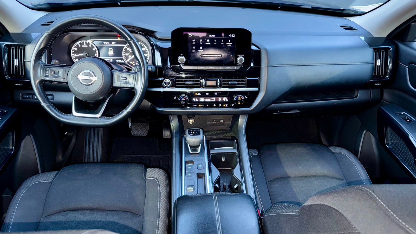 Dashboard and centre screen of the Nissan Pathfinder