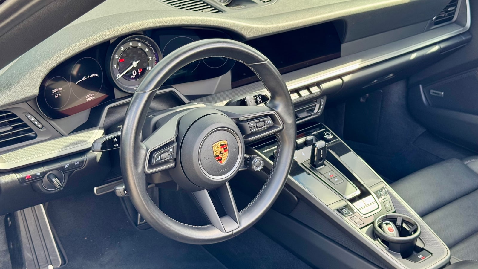 Steering wheel and instrument cluster of the Porsche 911 Carrera