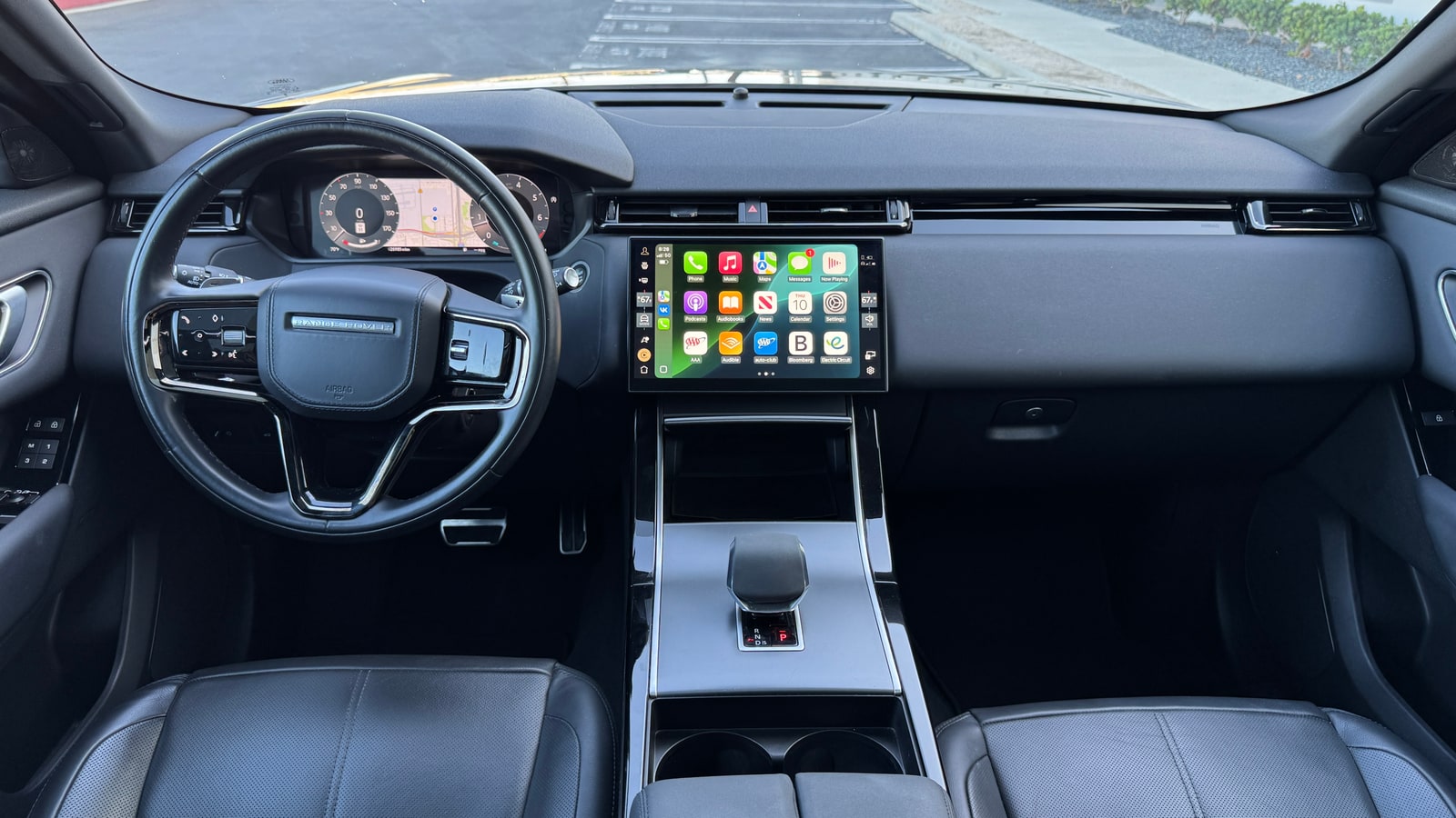 Dashboard and twin screens of the Range Rover Velar