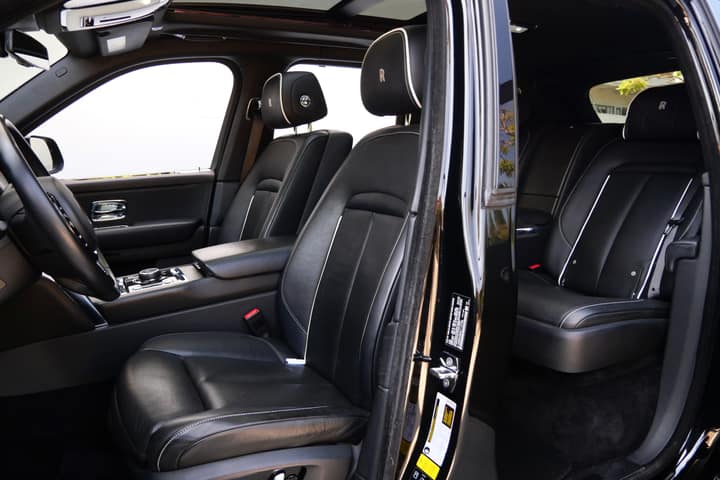 Rolls-Royce Cullinan rental in Los Angeles — photo 2