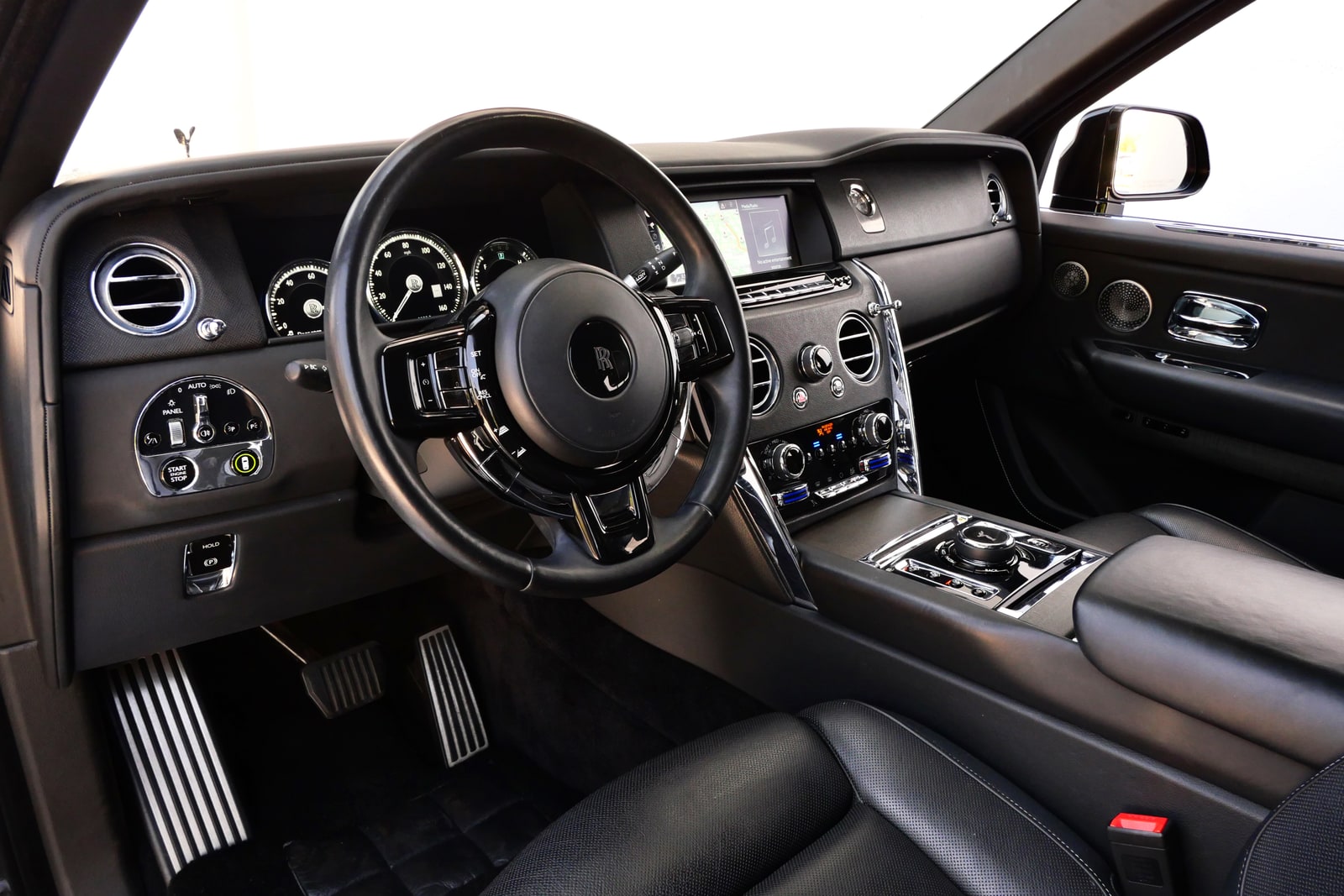 Dashboard and steering wheel of the Rolls-Royce Cullinan