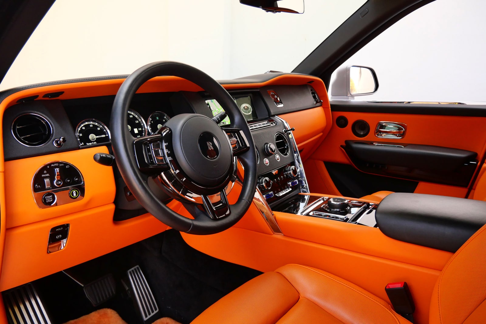 Dashboard and veneer of the white Rolls-Royce Cullinan