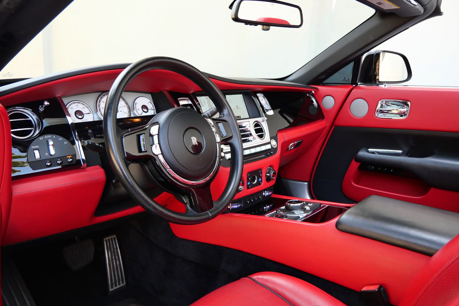 Steering wheel and dashboard of the Rolls-Royce Dawn in red leather