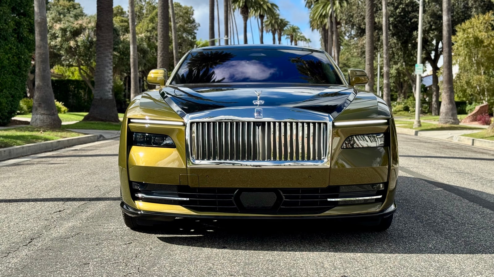 Rolls-Royce Spectre head-on with its wide grille and split headlamps