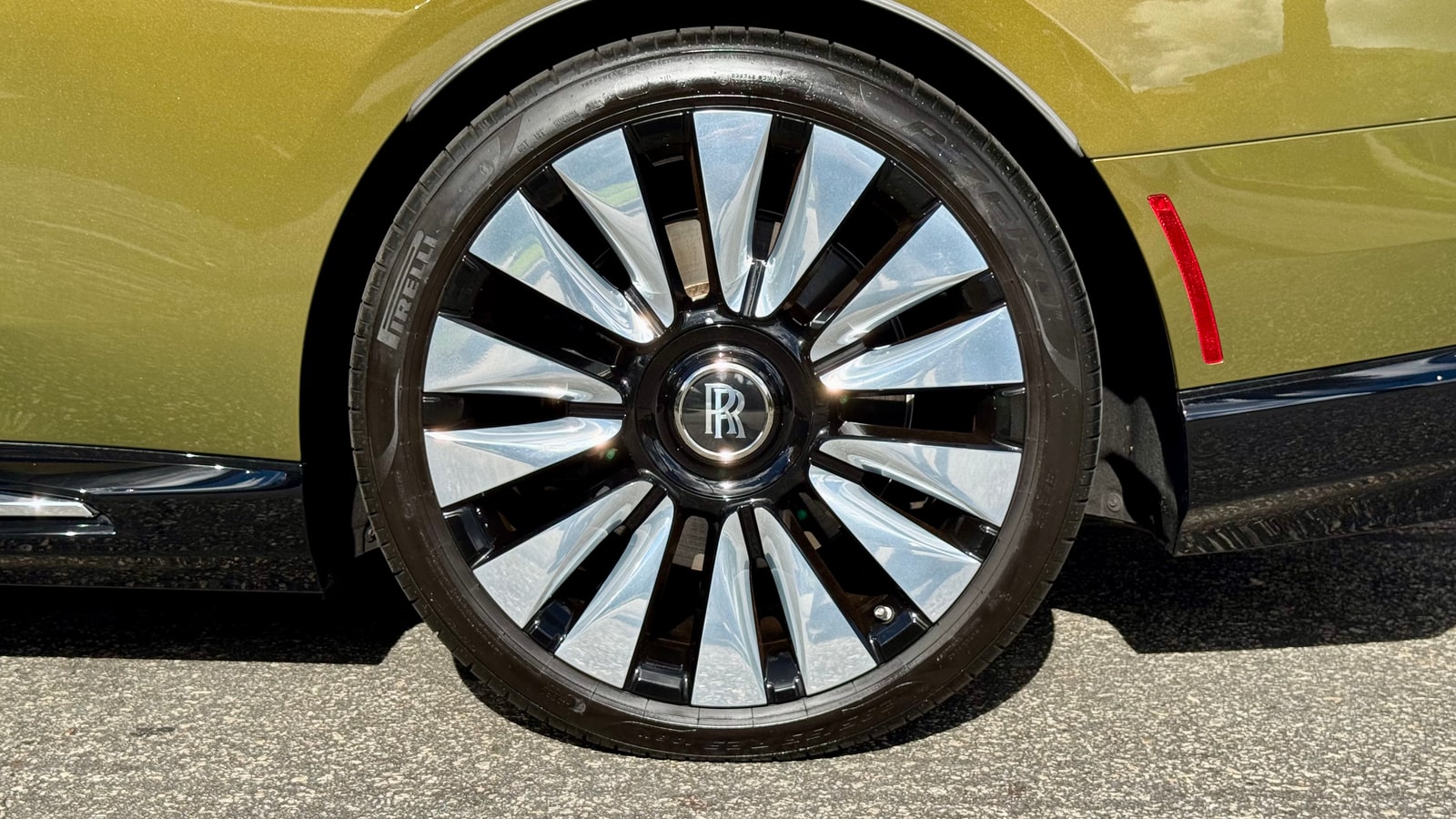 Polished wheel with the RR centre cap on the chartreuse Rolls-Royce Spectre