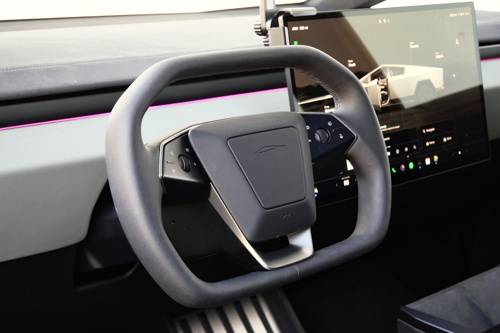 Squared steering wheel and central display of the Tesla Cybertruck