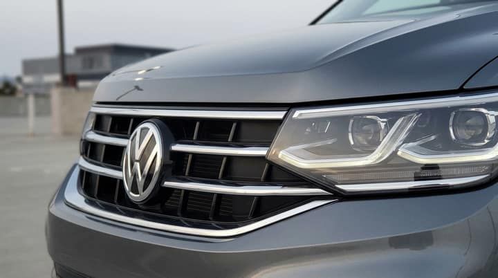Grey Volkswagen Tiguan rental in Los Angeles — photo 3