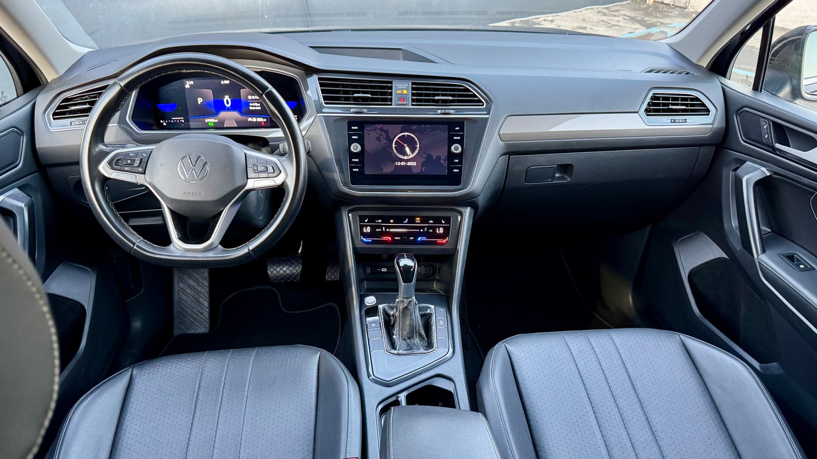 Dashboard and steering wheel of the Volkswagen Tiguan